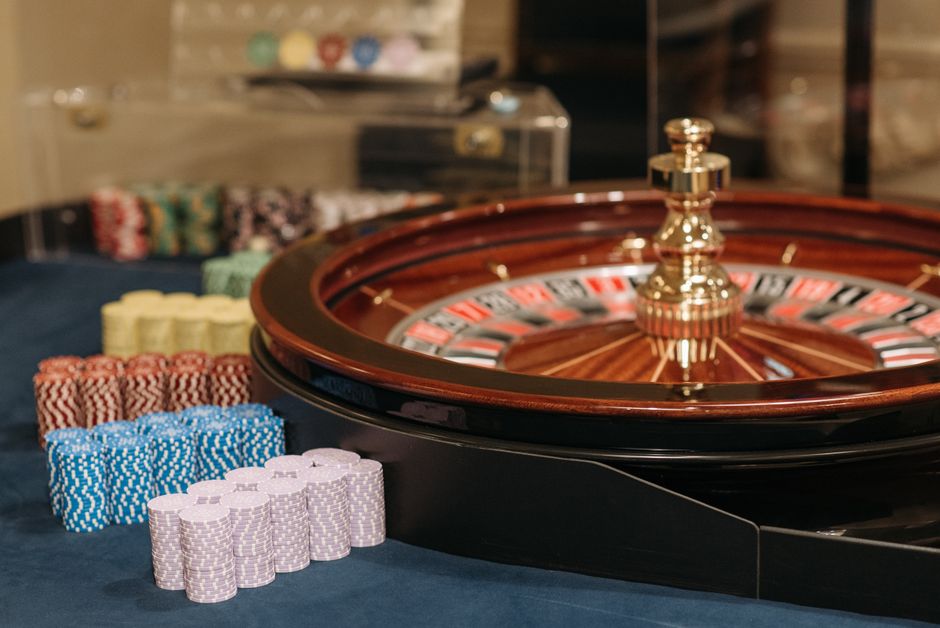50 Freispiele für 1 Euro 2026: Aktuelle Casino-Angebote: Eingangshalle eines Casinos — Symbolbild für Kontoeröffnung und Identitätsprüfung