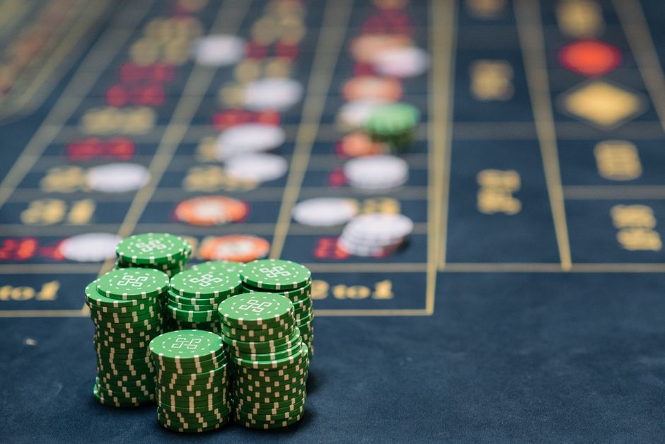 50 Freispiele für 1 Euro 2026: Aktuelle Casino-Angebote: Jetons und Bargeld am Spieltisch — Symbolbild für Ein- und Auszahlung im Online Casino