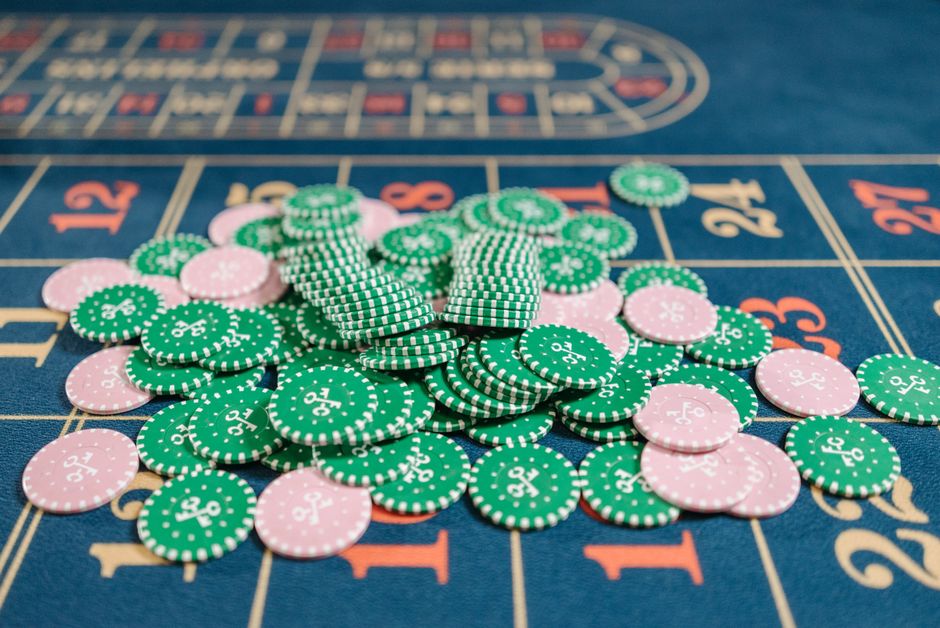50 Freispiele für 1 Euro 2026: Aktuelle Casino-Angebote: gestapelte Casino-Jetons auf dem Filzteppich — Symbolbild für Umsatzbedingungen und Bonusregeln
