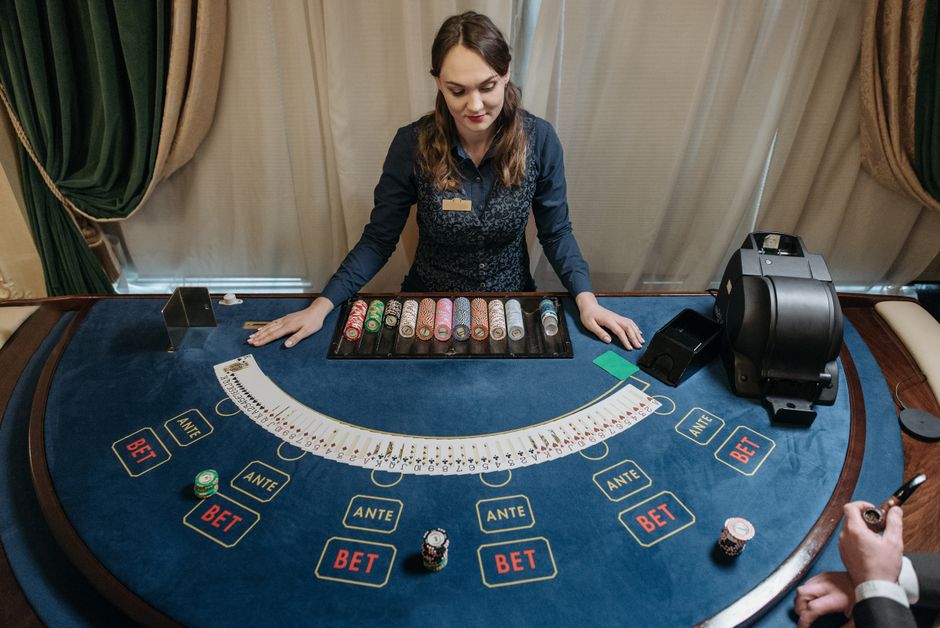 50 Freispiele für 1 Euro 2026: Aktuelle Casino-Angebote: abgedunkelter Casinosaal ohne Spielbetrieb — Symbolbild für Pause und verantwortungsvolles Spielen