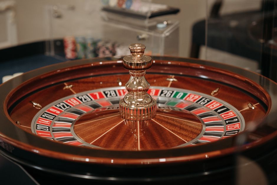 50 Freispiele für 1 Euro 2026: Aktuelle Casino-Angebote: Roulette-Kessel und Jetons auf einem Casinotisch — Symbolbild zum Bonusvergleich ohne Einzahlung